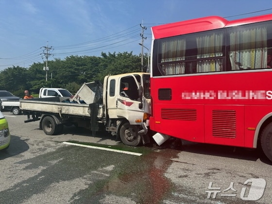 23일 오전 10시쯤 부산 사상구 한 삼거리에서 3중 추돌사고가 발생했다.(부산 사상경찰서 제공) 