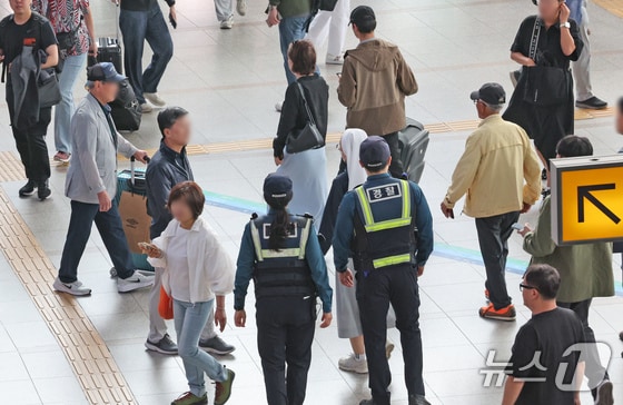 경찰이 24일 오전 서울 중구 서울역 대합실에서 순찰을 하고 있다. 2024.5.24/뉴스1 © News1 장수영 기자
