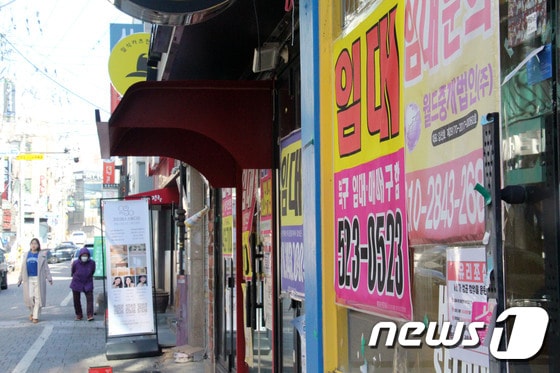 16일 북구 용봉동 전남대 후문 상가 일대에 상가 임대를 알리는 팻말이 붙어있다. 2024.2.16/뉴스1 