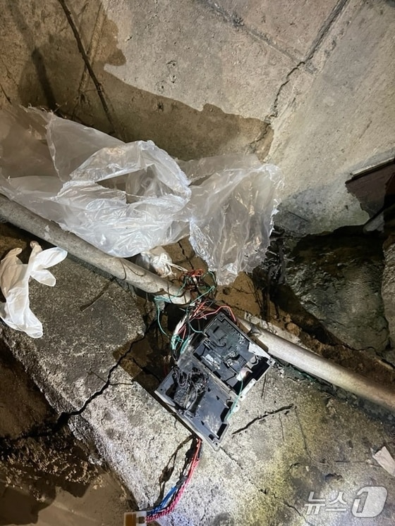 합동참모본부는 북한의 대남전단으로 추정되는 '미상물체'가 경기·강원 접적지역 일대에서 식별됐다고 29일 밝혔다. 전국 곳곳에서 북한이 보낸 것으로 추정되는 대남 '휴지짝·오물짝'을 발견했다는 목격담이 이어졌다. 사진은 서울 구로구에서 발견된 북한 내남풍선 내용물. 풍선을 공중에서 터뜨리는 타이머 장치로 추정된다. (합동참모본부 제공) 2024.5.29/뉴스1