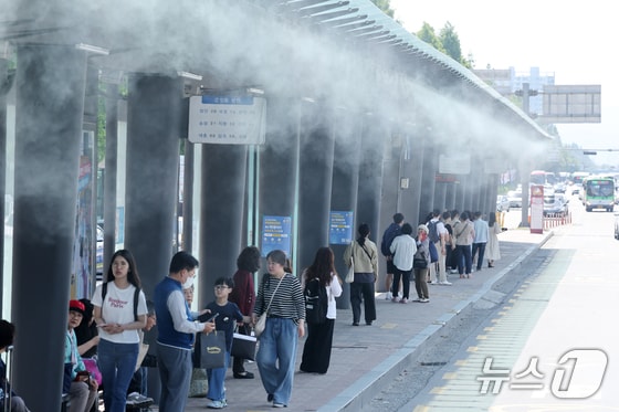 초여름날씨가 이어지고 있는 23일 광주 서구 광천동 유스퀘어터미널 앞 시내버스 정류장에 설치된 쿨링포그 아래로 시민들이 지나가고 있다. 2024.5.23/뉴스1 © News1 김태성 기자