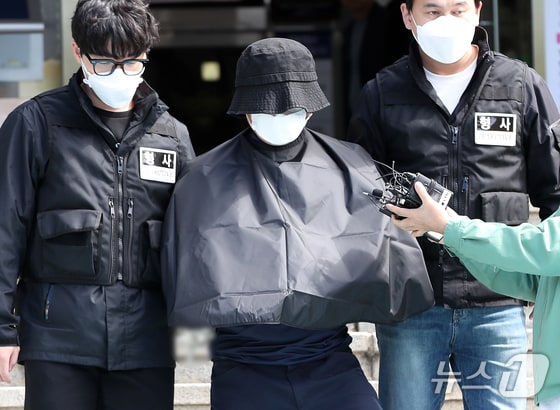 특정범죄가중처벌법(특가법)상 보복살인 혐의를 받는 50대 유튜버 A씨가 16일 오전 부산 연제구 연제경찰서에서 검찰로 송치되고 있다. 2024.5.16/뉴스1 © News1 윤일지 기자