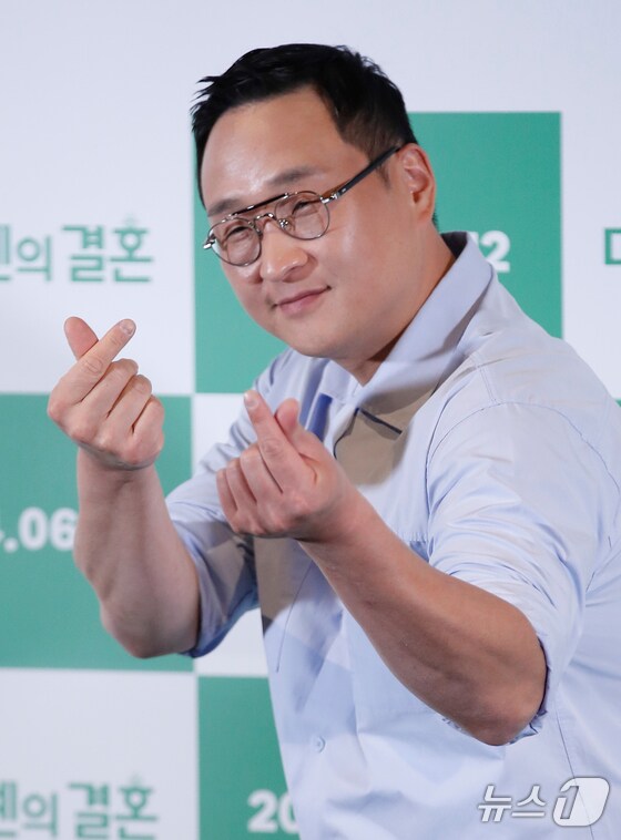 배우 구성환이 28일 서울 용산구 CGV 용산아이파크몰에서 열린 영화 '다우렌의 결혼' 언론시사회에서 포즈를 취하고 있다. '다우렌의 결혼'은 다큐멘터리 조연출 승주(이주승 분)가 카자흐스탄에서 고려인 결혼식 다큐를 찍으려다 가짜 신랑 다우렌이 되어 결혼식을 연출하며 겪게 되는 이야기를 그린 작품이다. 2024.5.28./뉴스1 © News1 권현진 기자