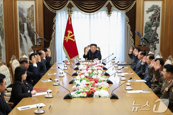 (평양 노동신문=뉴스1) = 북한 노동당 기관지 노동신문은 25일 김정은 노동당 총비서의 주재 하에 제8기 제20차 정치국회의를 진행했다. 회의에선 6월 하순 당 중앙위원회 제8기 제10차 전원회의를 소집하기로 결정했다. [국내에서만 사용가능. 재배포 금지. DB 금지. For Use Only in the Republic of Korea. Redistribution Prohibited] rodongphoto@news1.kr