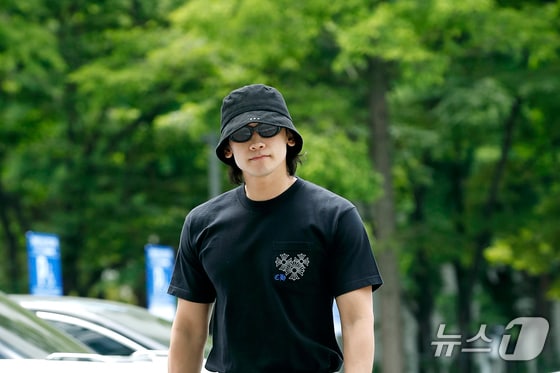 가수 비가 라디오 '두시 탈출 컬투쇼'를 위해 28일 서울 양천구 목동 SBS에 도착해 인사를 하고 있다. 2024.5.28/뉴스1 © News1 권현진 기자