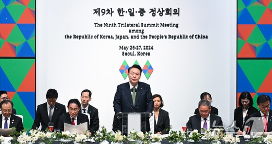 윤석열 대통령과 기시다 후미오 일본 총리, 리창 중국 총리가 26일 서울 종로구 국립현대미술관에서 열린 제9차 한중일 정상회의 환영 만찬에서 만찬사를 하고 있다. (대통령실 제공) 2024.5.26/뉴스1 © News1 오대일 기자