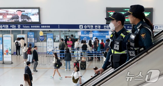 철도경찰이 24일 오전 서울 중구 서울역 대합실에서 순찰을 하고 있다. 지난 22일 한 인터넷 커뮤니티에 서울역 칼부림 예고글이 올라온 가운데 경찰과 철도경찰 등은 만일의 사고를 대비해 순찰을 강화한다고 밝혔다. 경찰은 해당 글을 올린 작성자를 추적중이다. 2024.5.24/뉴스1 © News1 장수영 기자
