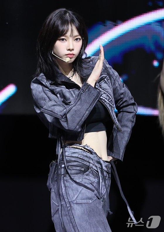 걸그룹 에스파의 카리나가 27일 오후 서울 용산구 한남동 블루스퀘어 마스터카드홀에서 열린 첫 정규 앨범 ‘Armageddon’(아마겟돈) 발매 기념 쇼케이스에서 열정적인 무대를 펼치고 있다. 2024.5.27/뉴스1 © News1 김진환 기자
