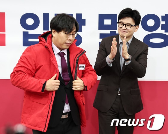 한동훈 국민의힘 비상대책위원장이 지난 1월 8일 오전 서울 여의도 국회에서 열린 인재영입위원회 입당 및 영입 환영식에서 학교폭력 전문 변호사인 박상수 변호사에게 당 점퍼를 입혀주고 있다. 2024.1.8/뉴스1 © News1 구윤성 기자