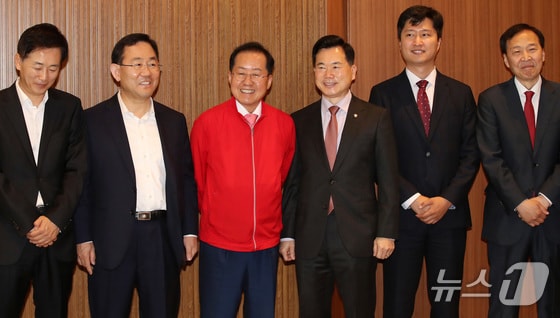 홍준표 대구시장이 10일 대구 수성구 만촌동 호텔 인터불고에서 22대 국회의원 당선인들과 간담회를 갖고 참석자들과 기념촬영을 하고 있다. 2024.5.10/뉴스1 © News1 공정식 기자