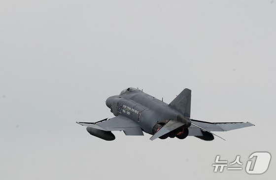 퇴역을 보름여 앞둔 공군 F-4E 팬텀 전투기가 20일 경기 수원시 공군 제10전투비행단에서 이륙을 하고 있다. 2024.5.20/뉴스1 © News1 김영운 기자