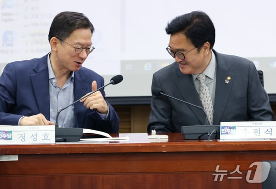 국회의장에 출마한 더불어민주당 우원식 의원이 14일 서울 여의도 국회 의원회관에서 열린 제22대 당선자 의정활동 학습모임 '한국사회, 어떻게 가야하는가?' 에서 정성호 의원과 대화를 하고 있다. 2024.5.14/뉴스1 © News1 송원영 기자
