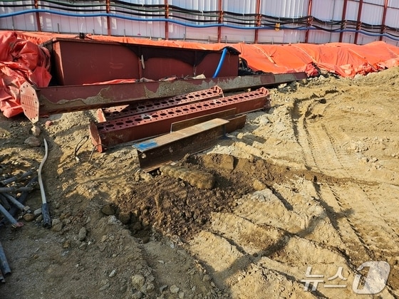 23일 오후 5시 30분께 경기 의정부시 신곡동의 아파트단지 신축 공하장에서 발견된 포탄. (사진=독자제공)