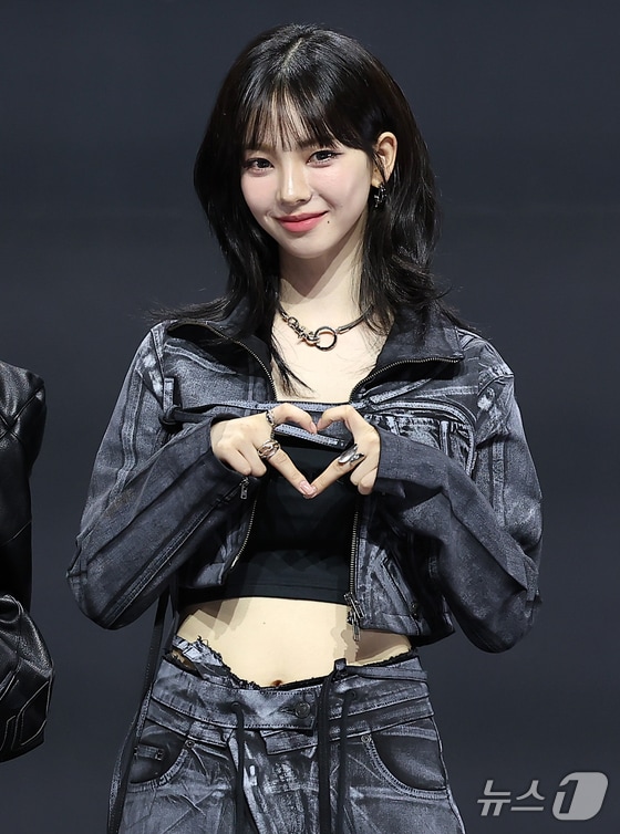 걸그룹 에스파의 카리나가 27일 오후 서울 용산구 한남동 블루스퀘어 마스터카드홀에서 열린 첫 정규 앨범 ‘Armageddon’(아마겟돈) 발매 기념 쇼케이스에서 포즈를 취하고 있다. 2024.5.27/뉴스1 © News1 김진환 기자