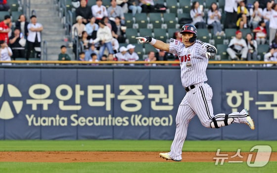 9일 오후 서울 송파구 잠실야구장에서 열린 프로야구 '2024 신한 SOL 뱅크 KBO리그' SSG 랜더스와 LG 트윈스의 경기 3회말 LG공격 무사 상황에서 박동원이 홈런성 타구를 친 뒤 베이스를 돌며 비디오 판독을 요청하고 있다. 결과는 중견수 플라이아웃. 2024.5.9/뉴스1 © News1 장수영 기자