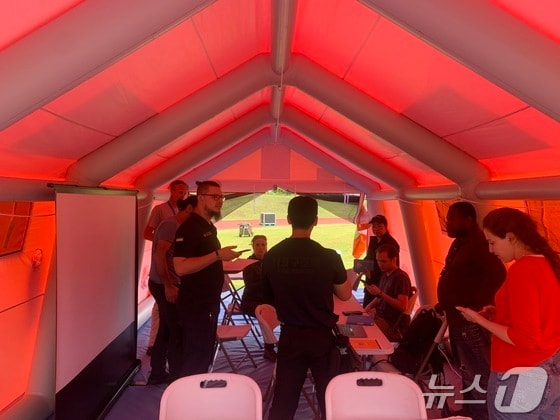중앙소방학교 내 숙영지에서 회의 중인 참가대원들.(소방청 제공)
