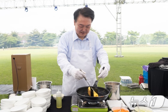 윤석열 대통령이 24일 오후 용산 대통령실 잔디마당에서 열린 출입기자단 초청 만찬 간담회에서 계란말이를 만들고 있다. (대통령실 제공) 2024.5.24/뉴스1 © News1 안은나 기자