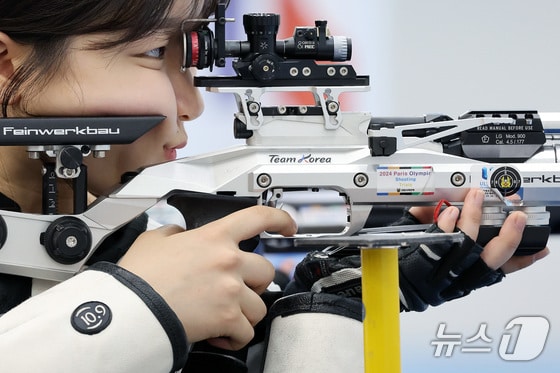 10m 공기소총에 출전하는 사격 대표팀 반효진이 27일 충북 진천국가대표선수촌에서 열린 '제33회 파리 올림픽 사격 국가대표 미디어데이'에서 훈련을 하고 있다. 2024.5.27/뉴스1 © News1 이동해 기자