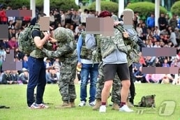  한 군부대 행사에서 시민들이 20~25㎏에 달하는 완전군장을 메고 무거움을 체감하고 있다. (사진은 기사 내용과 무관함) / 뉴스1 © News1 DB