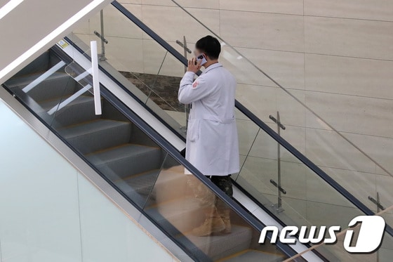 지난 3월 27일 대구의 한 대학병원에서 가운 아래 군복과 군화 차림의 군의관이 발걸음을 옮기고 있다. 2024.3.27/뉴스1 © News1 공정식 기자
