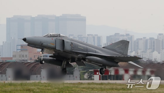 퇴역을 보름여 앞둔 공군 F-4E 팬텀 전투기가 20일 경기 수원시 공군 제10전투비행단에서 이륙을 하고 있다. 2024.5.20/뉴스1 © News1 김영운 기자