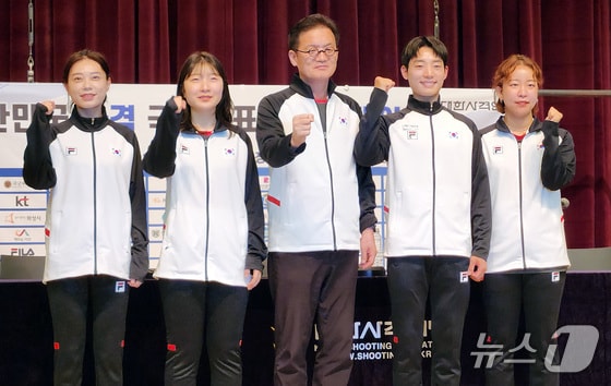 사격 대표팀 김예지(왼쪽부터), 반효진, 장갑석 감독, 송종호, 이은서가 27일 충북 진천국가대표선수촌에서 열린 '제33회 파리 올림픽 사격 국가대표 미디어데이'에서 기념촬영을 하고 있다. 2024.5.27/뉴스1 © News1 이재상 기자