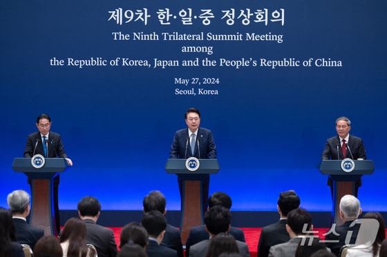 윤석열 대통령과 리창 중국 총리, 기시다 후미오 일본 총리가 27일 청와대 영빈관에서 제9차 한·중·일 정상회의 공동기자회견을 하고 있다. (대통령실 제공) 2024.5.27/뉴스1 © News1 오대일 기자