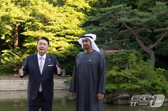 윤석열 대통령이 28일 서울 창덕궁 후원에서 모하메드 빈 자이드 알 나흐얀 아랍에미리트(UAE)대통령과 산책을 하고 있다. (대통령실 제공) 2024.5.28/뉴스1 © News1 송원영 기자