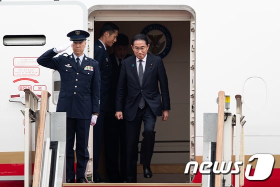 기시다 후미오(岸田文雄) 일본 총리가 지난해 5월 경기 성남시 서울공항에 도착해 트랩을 내려오고 있다. 2023.5.7/뉴스1 © News1 유승관 기자