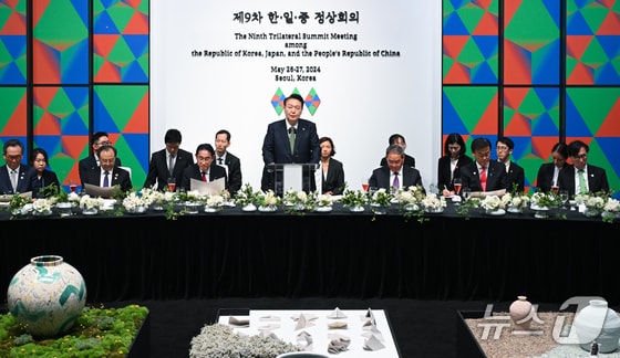 윤석열 대통령과 기시다 후미오 일본 총리, 리창 중국 총리가 26일 서울 종로구 국립현대미술관에서 열린 제9차 한중일 정상회의 환영 만찬에서 만찬사를 하고 있다. (대통령실 제공) 2024.5.26/뉴스1 © News1 오대일 기자
