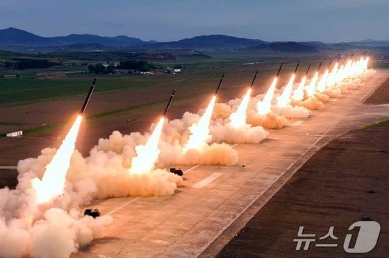 (평양 노동신문=뉴스1) = 김정은 북한 노동당 총비서가 남한을 타격권으로 한 600㎜ 초대형 방사포 위력시위사격을 현지지도 했다고 당 기관지 노동신문이 31일 보도했다. [국내에서만 사용가능. 재배포 금지. DB 금지. For Use Only in the Republic of Korea. Redistribution Prohibited] rodongphoto@news1.kr