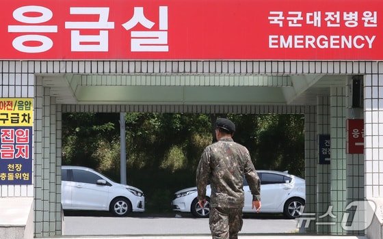 21일 육군 제32보병사단 신병교육대에서 훈련중 수류탄이 터지면서 훈련병 1명이 숨지고, 부사관 1명이 중상을 입는 사고가 발생했다. 이 사고로 훈련을 받던 A 훈련병이 심정지 상태로 국군대전병원으로 옮겨졌지만 숨졌다. 부사관은 이날 국군수도병원으로 이송됐다. 사진은 국군대전병원 응급실 모습. 2024.5.21/뉴스1 © News1 김기태 기자