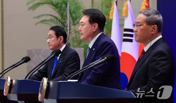 윤석열 대통령과 리창 중국 총리, 기시다 후미오 일본 총리가 27일 청와대 영빈관에서 제9차 한·중·일 정상회의 공동기자회견을 하고 있다. (대통령실 제공) 2024.5.27/뉴스1 © News1 오대일 기자