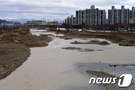 25일 경북 포항시 남구 오천읍 냉천 주변이 지난밤에 내린 비로 흙탕물로 변해있다. 냉천은 지난 2022년 8월 태풍 힌남노 내습 당시 범람해 인근 아파트 주민 8명이 숨지고 포스코 포항제철소가 침수되는 피해가 발생한 곳이다. 2024.2.25/뉴스1 © News1 최창호 기자