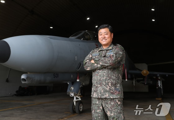 공군 F-4E 팬텀 전투기가 퇴역을 보름여 앞둔 가운데 정비사 강태호 준위가 20일 경기 수원시 공군 제10전투비행단에서 뉴스1과 인터뷰를 하고 있다. 2024.5.20/뉴스1 © News1 김영운 기자