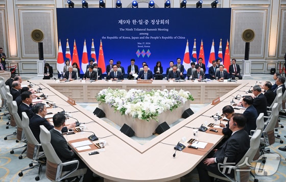 윤석열 대통령이 27일 청와대 영빈관에서 리창 중국 총리, 기시다 후미오 일본 총리와 함께 제9차 한·중·일 정상회의를 하고 있다. (대통령실 제공) 2024.5.27/뉴스1 © News1 송원영 기자