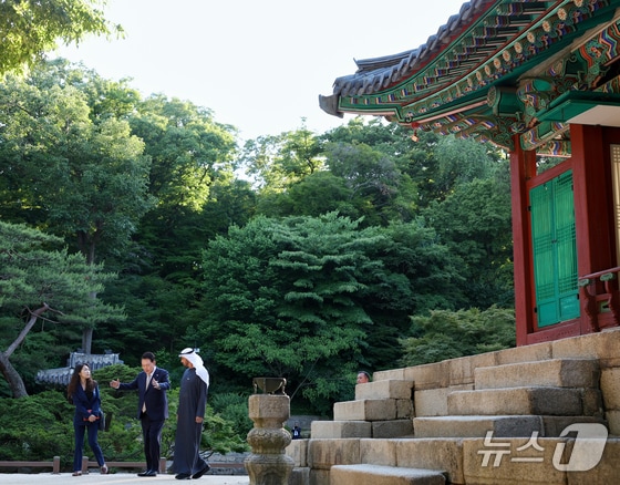 윤석열 대통령이 28일 서울 창덕궁 후원에서 모하메드 빈 자이드 알 나흐얀 아랍에미리트(UAE)대통령과 산책을 하고 있다. (대통령실 제공) 2024.5.28/뉴스1 © News1 송원영 기자