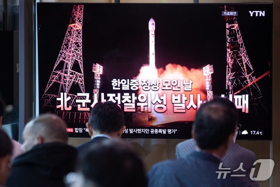 28일 서울역에서 시민들이 북한의 군사정찰위성 발사 실패 뉴스를 지켜보고 있다. 28일 조선중앙통신에 따르면, 북한은 27일 평안북도 철산군 서해위성발사장에서 '만리경-1-1호'를 신형 위성운반로켓트에 탑재해 발사했으나 신형 로켓 1단이 비행 중 공중에서 폭발했다. 2024.5.28/뉴스1 © News1 유승관 기자
