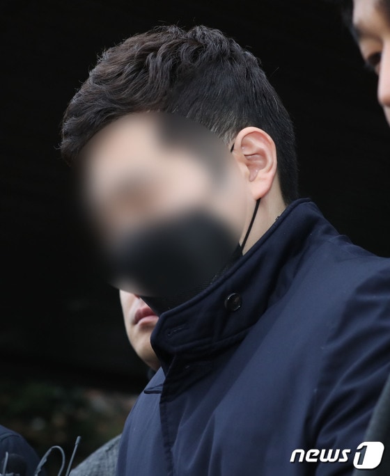 '아로와나토큰 비자금 조성 의혹'을 받고 있는 김상철 한글과컴퓨터(한컴) 회장의 아들 김모씨가 13일 오전 경기 수원시 영통구 수원남부경찰서에서 검찰로 송치되고 있다. 2023.12.13/뉴스1 © News1 김영운 기자