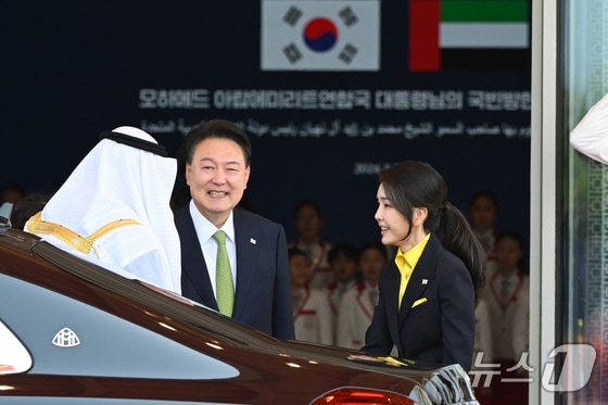 윤석열 대통령과 김건희 여사가 29일 서울 용산 대통령실 청사 앞 잔디마당에서 열린 모하메드 빈 자이드 알 나흐얀 아랍에미리트(UAE)대통령 국빈 방한 공식 환영식에서 모하메드 대통령을 영접하고 있다. (대통령실 제공) 2024.5.29/뉴스1 © News1 송원영 기자
