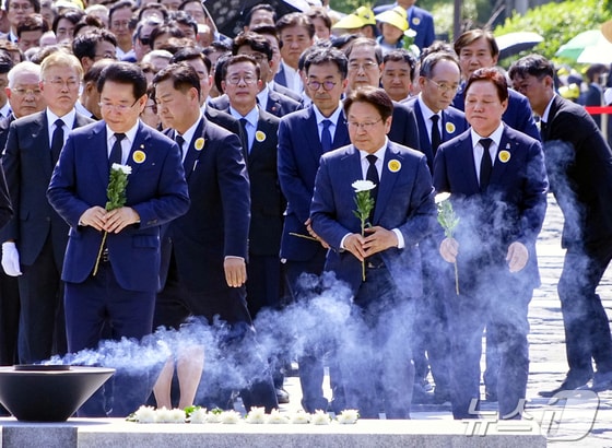 강기정 광주시장이 23일 오후 경남 김해시 봉하마을에서 열린 '노무현 대통령 서거 15주기 추도식'에 참석해 노 전 대통령 묘역을 참배하고 있다.(광주시 제공)2024.5.23/뉴스1 