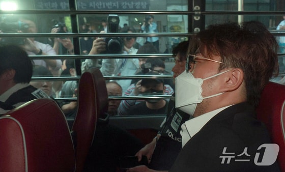 '음주 뺑소니' 혐의를 받는 트로트 가수 김호중 씨가 31일 오전 서울 강남경찰서에서 나와 검찰로 구속 송치되고 있다. 김 씨는 지난 9일 오후 11시40분쯤 서울 강남구 압구정 도로에서 음주 상태로 운전하다 택시와 접촉 사고를 내고 도주한 혐의를 받는다. 또한 도주 후 김 씨는 소속사 직원에게 허위 자수를 종용하고 자신의 아이폰 3대를 압수한 경찰에게 비밀번호를 제공하지 않는 등 여러 차례 범행을 숨기려 한 혐의도 있다. 한편 김 씨의 모교인 경북 김천예술고 교내 쉼터에 있던 '트바로티의 집' 현판과 김 씨 사진 등의 게시물이 철거됐으며, 경북 김천의 '김호중 소리길' 철거에 대한 민원도 계속되고 있다. 2024.5.31/뉴스1 © News1 박정호 기자