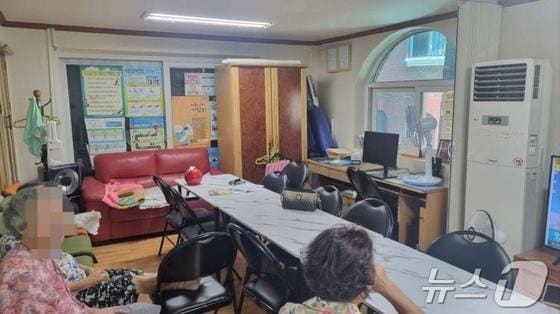 영등포구 무더위쉼터에서 어르신들이 휴식하는 모습. (영등포구 제공)© 뉴스1