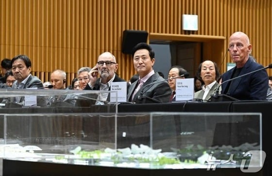 28일 오전 9시 30분 시청 다목적홀에서 열린 '노들섬 국제지명설계공모 공개심사'에서 오세훈 시장과 심사위원들이 노들섬 추진경과를 청취하고 있다. (사진 왼쪽부터 최문규 연세대학교 건축공학과 교수, 톰 메인 모포시스 설립 및 SCI-ARC 창립 대표, 오세훈 시장, 벤 발 베르켈 UNStudio 창립 대표). (서울시 제공)© 뉴스1