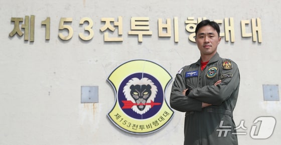 공군 F-4E 팬텀 전투기가 퇴역을 보름여 앞둔 가운데 조종사 조영화 소령이 20일 경기 수원시 공군 제10전투비행단에서 뉴스1과 인터뷰를 하고 있다. 2024.5.20/뉴스1 © News1 김영운 기자