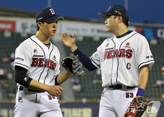 23일 오후 서울 송파구 잠실야구장에서 열린 프로야구 '2024 신한 SOL 뱅크 KBO리그' SSG 랜더스와 두산 베어스의 경기, 두산 선발 최준호가 4회초 이닝을 실점 없이 마친 뒤 주장 양석환의 격려를 받고 있다. 2024.5.23/뉴스1 © News1 김진환 기자