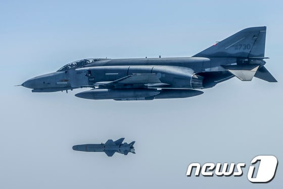 AGM-142 팝아이(Popeye) 공대지미사일이 F-4E '팬텀' 전투기에서 발사되고 있는 모습. (공군 제공) 2024.4.18/뉴스1