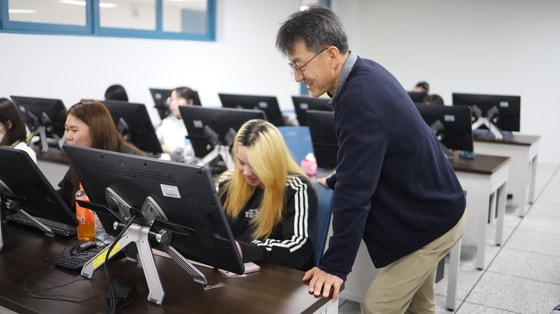 안종찬 한국영상대 만화웹툰콘텐츠과 교수는 '제13회 대한민국 스승상' 대학교육 분야 수상자로 선정됐다.(한국전문대학교육협의회 제공) 