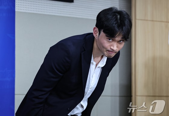 프로농구 이대성이 22일 서울 강남구 KBL센터에서 열린 서울삼성썬더스 입단 기자회견을 마치고 인사하고 있다. 2024.5.22/뉴스1 © News1 김도우 기자