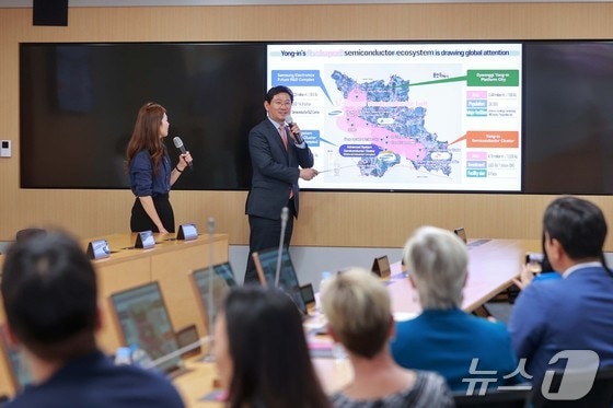 이상일 용인시장이 23일 시청에서 진행된 미국 오세올라 카운티 대표단과 간담회에서 시의 L자형 반도체 벨트에 대해 설명하고 있다.(용인시 제공)